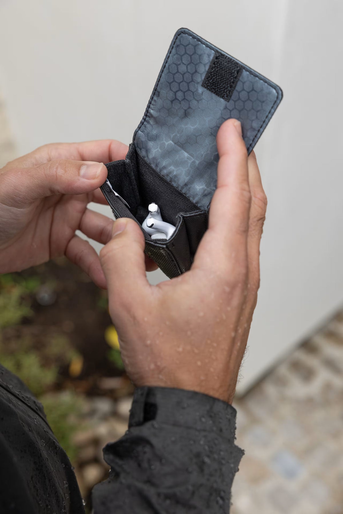 UAG รุ่น DRYOUT® Rescue AirPods Pouch – กระเป๋าดูดความชื้นใส่หูฟัง / AirPods – สี Black
