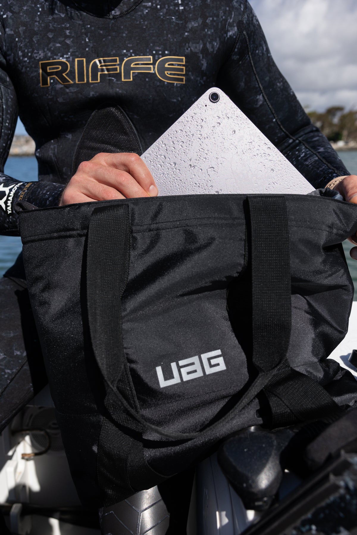 UAG รุ่น DRYOUT® Tech Tote - กระเป๋าโท้ท - สี Black