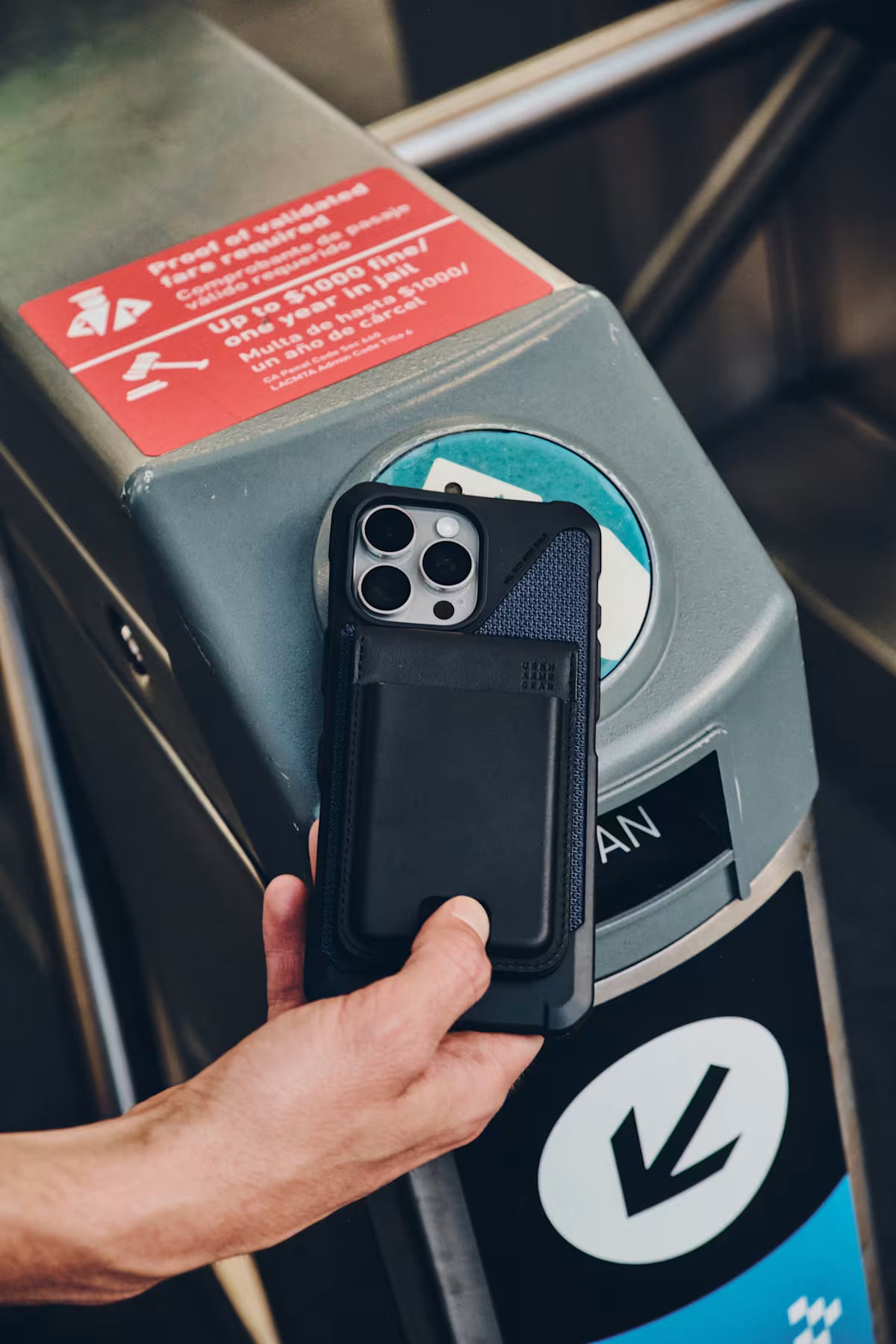 UAG รุ่น Metropolis Wallet - ที่เก็บบัตรติดหลังมือถือ - สี Black