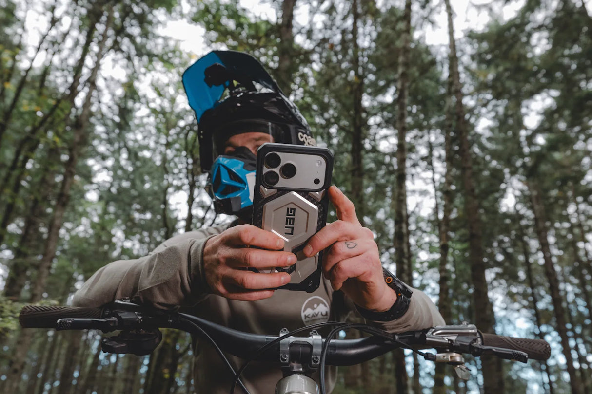 UAG รุ่น Monarch Pro - เคส iPhone 17 Pro Max - สี Carbon Fiber