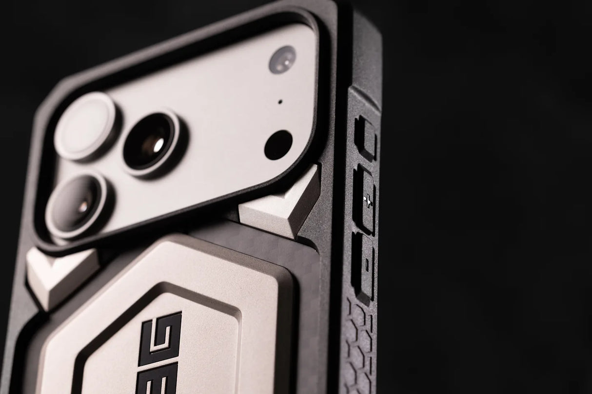 UAG รุ่น Monarch Pro - เคส iPhone 17 Pro Max - สี Carbon Fiber