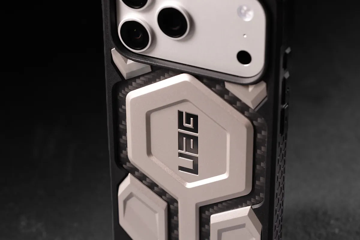 UAG รุ่น Monarch Pro - เคส iPhone 17 Pro - สี Carbon Fiber