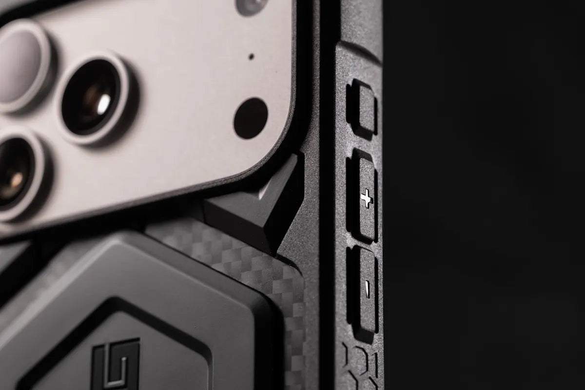 UAG รุ่น Monarch Pro - เคส iPhone 17 Pro - สี Carbon Fiber