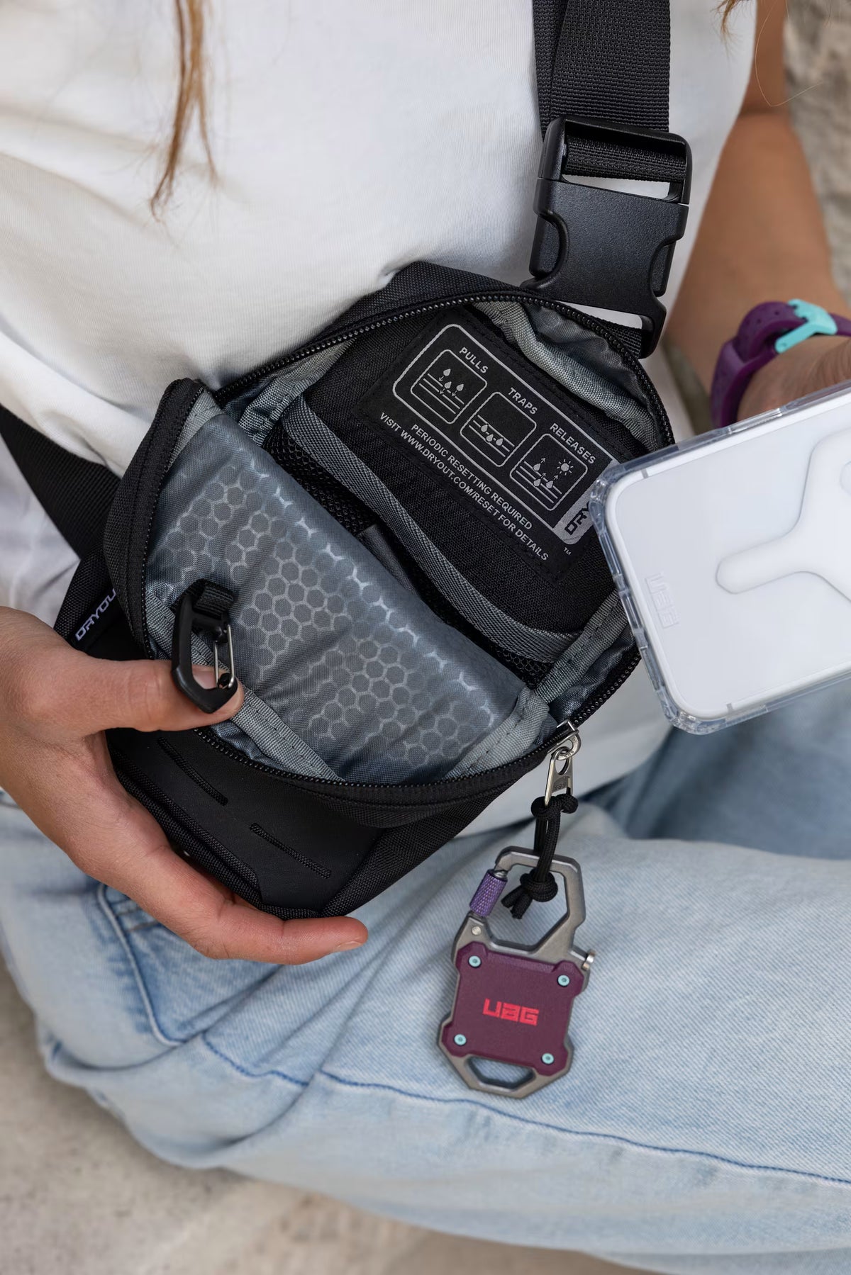 UAG รุ่น DRYOUT® Crossbody Sling – กระเป๋าคาดอก – สี Black