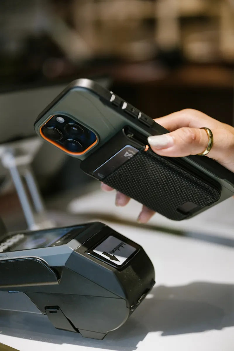 UAG รุ่น Metropolis Wallet - ที่เก็บบัตรติดหลังมือถือ - สี Kevlar Black