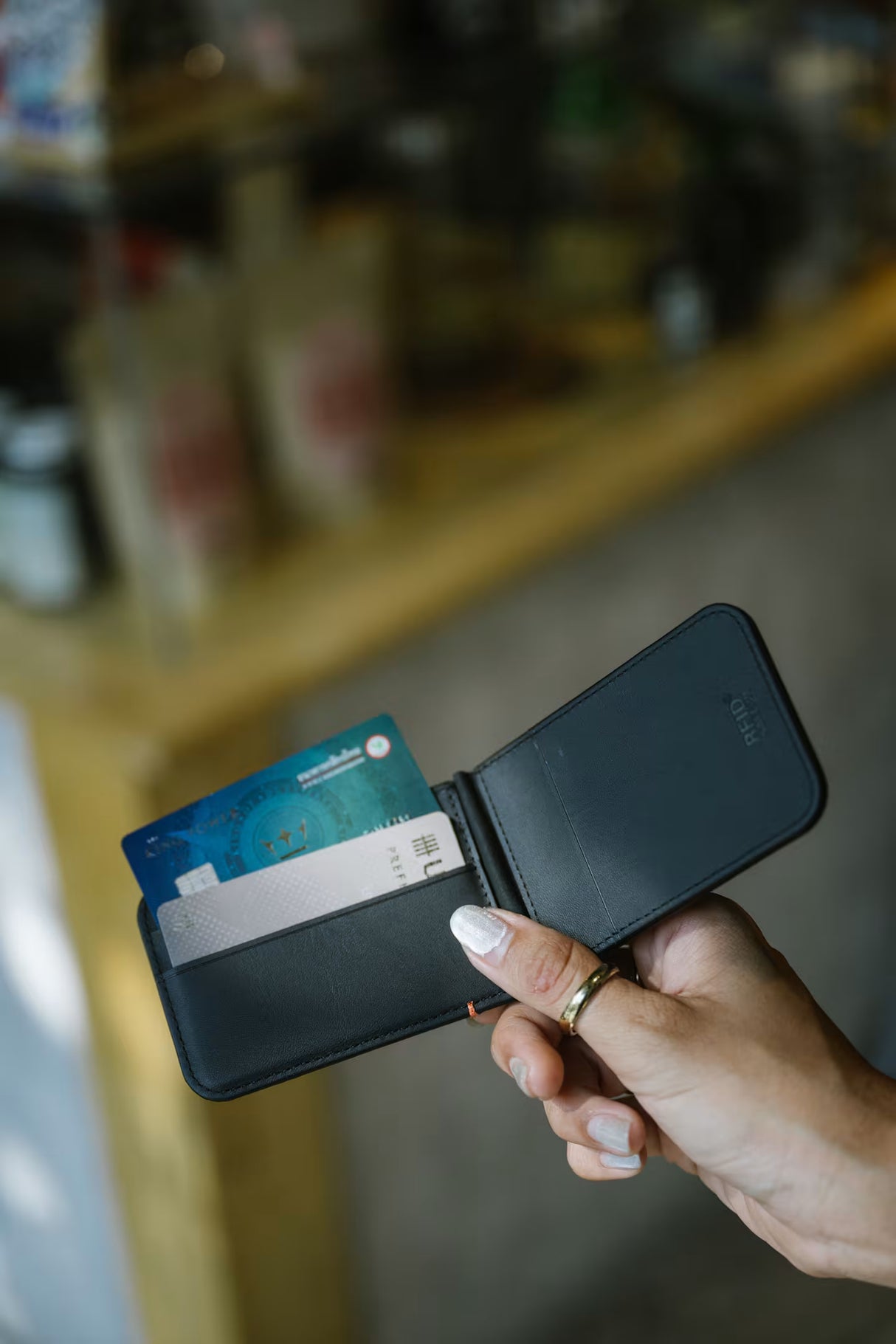 UAG รุ่น Metropolis Wallet - ที่เก็บบัตรติดหลังมือถือ - สี Black