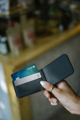 UAG รุ่น Metropolis Wallet - ที่เก็บบัตรติดหลังมือถือ - สี Black