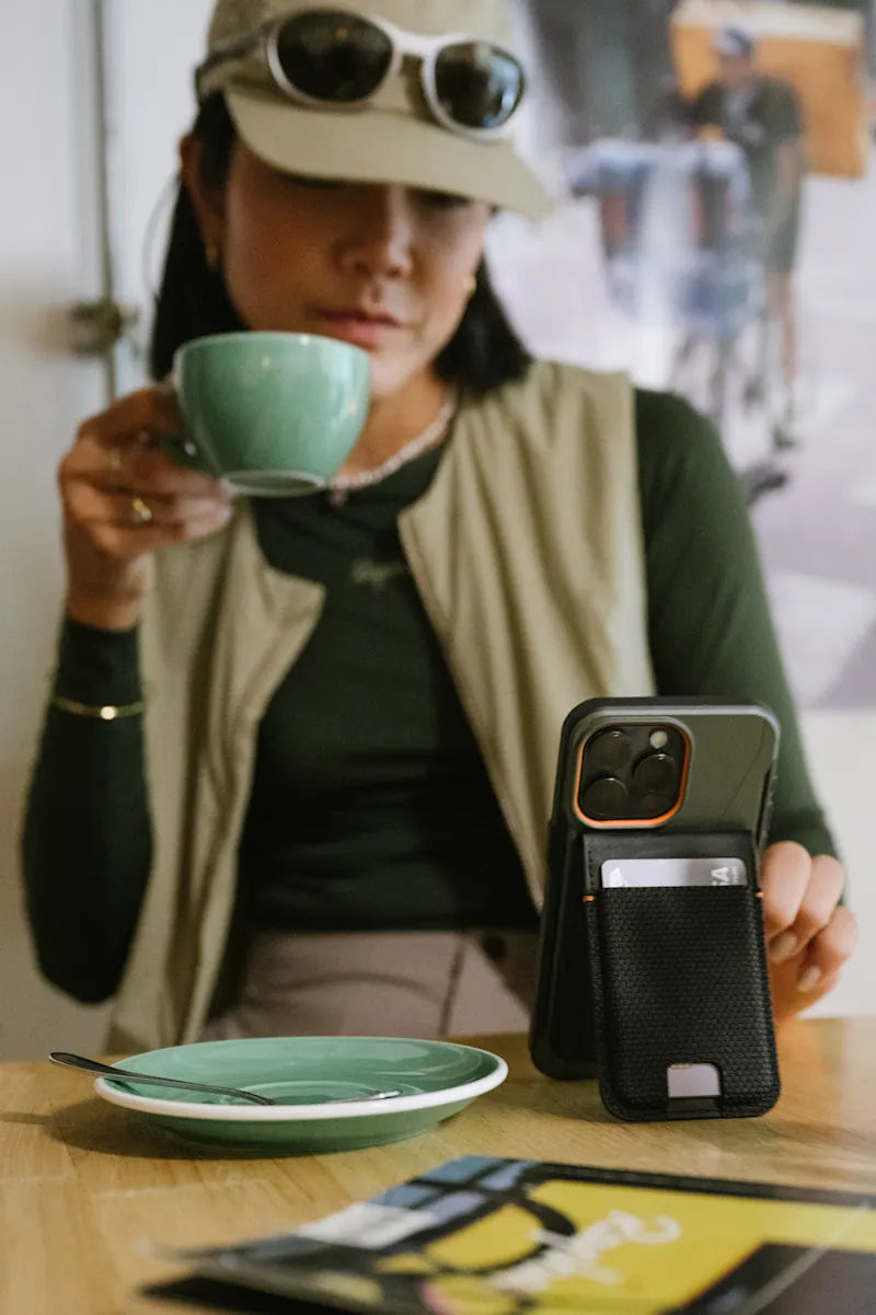 UAG รุ่น Metropolis Wallet - ที่เก็บบัตรติดหลังมือถือ - สี Kevlar Black