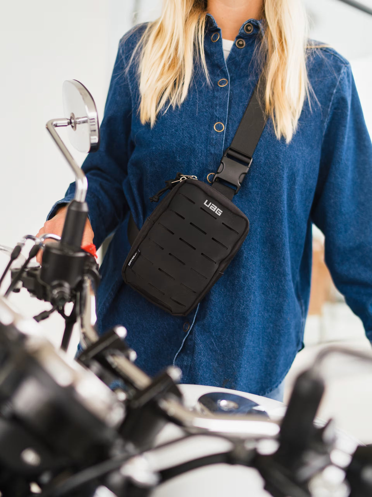 UAG รุ่น DRYOUT® Crossbody Sling – กระเป๋าคาดอก – สี Black