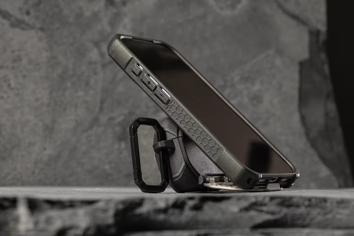 UAG รุ่น Monarch - เคส AirPods Pro 3 - สี Black/Silver
