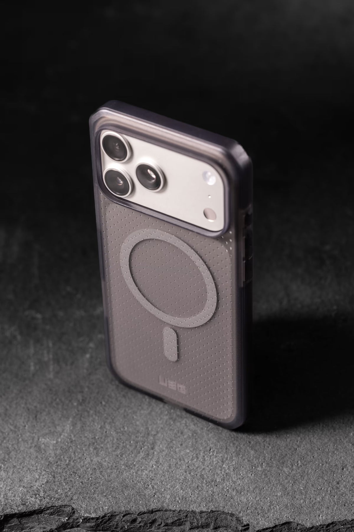 UAG รุ่น Dot (Magsafe) - เคส iPhone 17 Pro / 18 Pro - สี Ice/Smoke