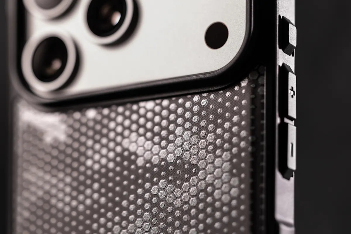 UAG รุ่น Metropolis LT (MagSafe) - เคส iPhone 17 Pro Max - สี Micro Hex Camo Graphite